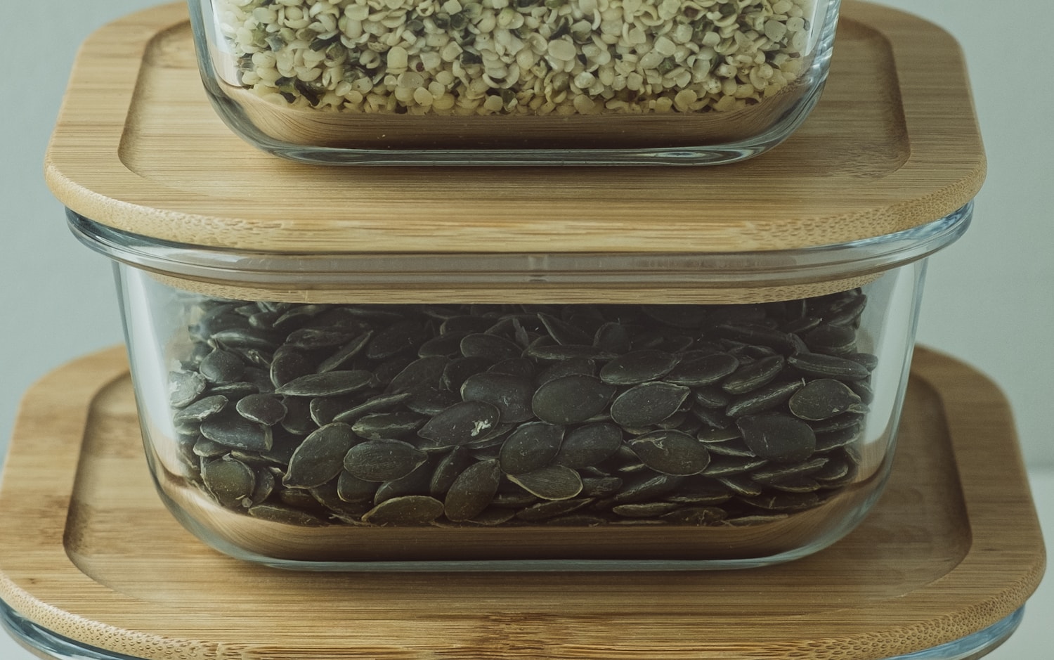 용기 두 개가 맞물려 쌓인 밀폐 단면